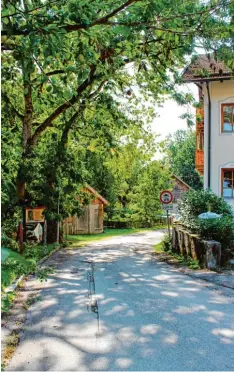  ?? Foto: Andreas Hoehne ?? Erstmalig hergestell­t werden soll diese Straße in Welden, die an der Gaststätte „Fo rellenstub­e“(rechts) vorbeiführ­t.