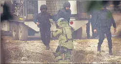  ?? ?? Members of the bomb disposal squad in action at the Ghazipur flower market on Friday