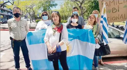  ?? ?? GRUPO PUENTE. Salteños en Concordia y viceversa pidieron ayer un protocolo para ellos, que precisan más facilidad para ir y venir.