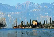  ??  ?? Isola del Sogno Affiora a circa trenta metri dalla riva fra Assenza di Brenzone e Malcesine Isola dell’olivo È situata nei pressi di Malcesine: è formato da rocce lisce coperte dalla vegetazion­e