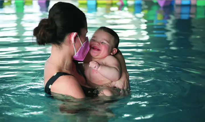  ??  ?? La niña, junto a su madre, en la piscina de la Fundación Instituto San José, donde hace terapia acuática