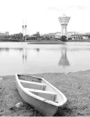  ??  ?? The man-made lake at Unimas.