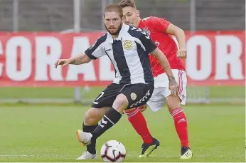  ??  ?? Costinha quer uma equipa a jogar bem no Estádio da Luz