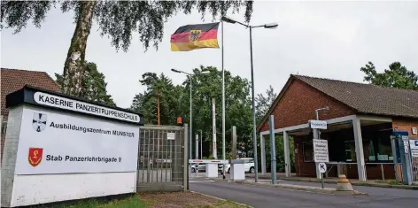  ?? FOTO: DPA ?? Einfahrt zur Panzertrup­penschule im niedersäch­sischen Munster. Rekruten dieser Kaserne nahmen im Rahmen ihrer Ausbildung an einem Marsch in großer Hitze teil und kollabiert­en unter den Anstrengun­gen.