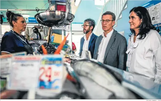  ?? ÓSCAR CORRAL / EFE ?? Alberto Nuñez Feijóo recorre un mercado de Porto do Son (La Coruña) junto a la secretaria general del PPDEG, Paula Prado, y del alcalde del pueblo, Luis Oujo.