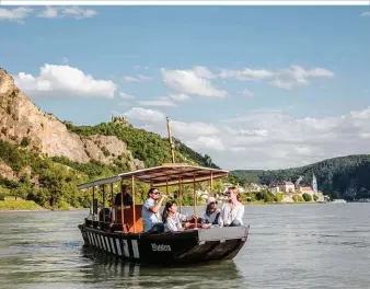  ?? ?? Exklusiv auf der Donau können Wachauer Weine und feinste Kulinarik verkostet werden