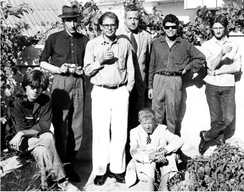  ??  ?? ► Burroughs, Ginsberg, Corso, Orlovsky(de pie) con Paul Bowles (sentado, al centro) en Tánger, 1961.