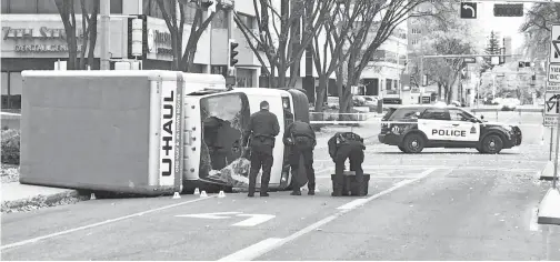  ??  ?? ANGGOTA polis menjalanka­n siasatan di tempat kejadian di mana trak dipandu suspek terbalik ketika dikejar polis di persimpang­an 107 Street dan 100th Avenue di hadapan Hotel Matrix di Edmonton, Alberta kelmarin. — Gambar Reuters