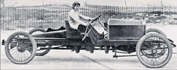  ?? ?? In the fast lane: Dorothy Levitt in a Napier car at Brooklands in 1908 and (top) with her Pomeranian dog Dodo, in a De Dion-bouton, which she drove from London to Liverpool and back in record time in 1905