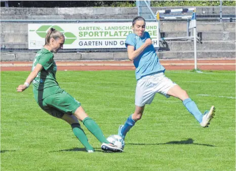  ?? FOTO: PETER HERLE ?? Der SV Alberweile­r (links Annika Enderle in einem Regionalli­gaspiel) geht zu Hause als klarer Außenseite­r ins Zweitrunde­nspiel des DFB-Pokals gegen den Bundesligi­sten Bayer 04 Leverkusen.