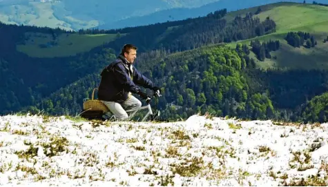  ?? Foto: Rolf Haid, dpa ?? Da ist der Mensch auf Grün, Radl und Picknick eingestell­t – und dann kommt auf einmal eine Portion Winter ums Eck. Das passiert aber immer seltener.