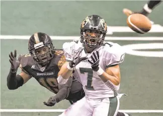  ?? DAVID WALLACE/AZCENTRAL SPORTS ?? SaberCats receiver Jason Willis (7) eyes a pass as Rattlers defensive back Marquis Floyd (19) attempts to defend during Arizona’s win on Saturday night.