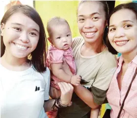  ?? / TAMPO ?? ■ PAHIYOM SA KALIPAY: Hulagway sa malipayon nga pamilya ang makita niining larawan ni Geraldine Mabitag kuyog sa iyang mga anak nga sila si Noreen Kaye, Chad Noah ug sa kamanghura­n nga si Flavie Arya nga misaulog sa unang kasumaran sa iyang adlaw nga natawhan niadtong Nobiyembre 12 sa miaging tuig.