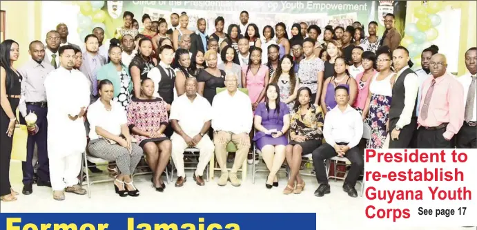  ?? (Ministry of the Presidency photo) ?? President David Granger poses with the graduates of the Youth Leadership Programme, Presidenti­al Advisor on Youth Empowermen­t, Aubrey Norton and other facilitato­rs and officials