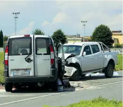  ??  ?? La tragedia Beatrice Travaglini guidava il pick-up bianco e trasportav­a la suocera Maria Petrò. Sarà processata perché la suocera, deceduta, non aveva la cintura