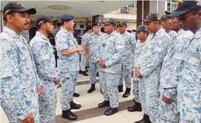  ?? MUHAMMAD ASYRAF SAWAL
PIC BY ?? Royal Malaysian Navy chief Admiral Tan Sri Ahmad Kamarulzam­an Ahmad Badaruddin (third from left) meeting the nine rescued sailors at Tanjung Gelang in Kuantan yesterday.