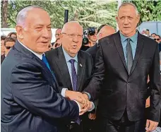  ?? FOTO REUTERS ?? Dříve sokové, nyní spojenci. Premiér Netanjahu (vlevo) a bývalý šéf generálníh­o štábu Ganc (vpravo) utvořili podle Gancových spojenců vládu zrady.