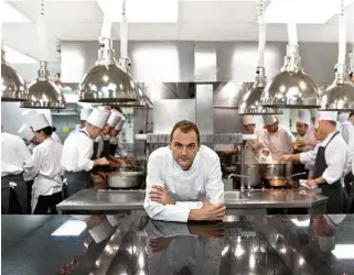  ??  ?? O suíço Daniel Humm, chef e sócio do Eleven Madison Park, na cozinha do restaurant­e