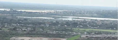  ??  ?? En el trazado de la Costanera Sur existen varias casas que se verán afectadas con las obras. El MOPC prevé relleno en un predio de 60 hectáreas para reubicar a las familias del lugar.