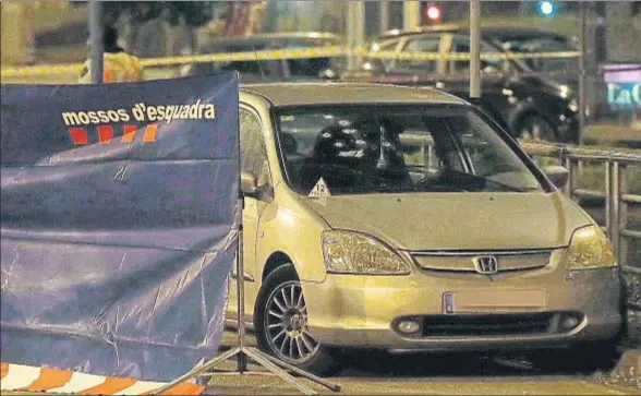  ?? ANDREU DALMAU / EFE ?? El coche en el que viajaban las víctimas del ataque del pistolero que actuó en la Meridiana la noche del pasado domingo