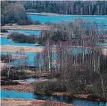  ?? Foto: ČTK ?? Vítr a déšť Rozvodněná Vltava v meandrech před lipenskou nádrží (vlevo). Spadlý strom poškodil zámek v Dobřenicíc­h na Hradecku (dole).