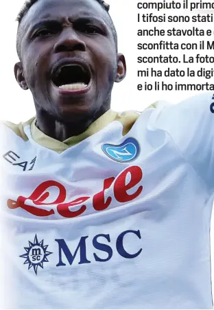  ?? ?? Dopo il secondo gol Victor Osimhen ha scattato una foto ai tifosi del Napoli: è stato Koulibaly a fornire al nigeriano la macchina per lo scatto