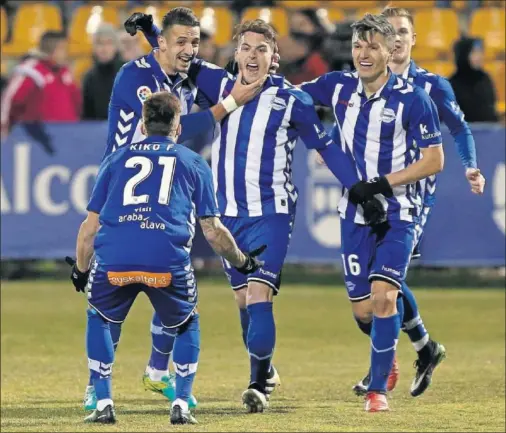  ??  ?? TODO IBAI. Ibai, que marcó los dos goles del Alavés en el tramo final, es felicitado por sus compañeros.