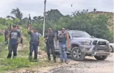  ??  ?? Con armas largas y cortas, los civiles anunciaron que otra vez asumirán la seguridad y el combate a las células criminales de Los Caballeros Templarios.