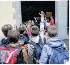  ??  ?? Appel des élèves dans la cour du collège Sainte Couer de Marie.