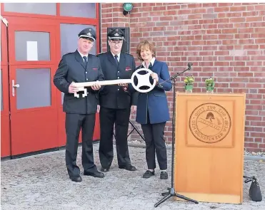  ?? FOTOS: FEUERWEHR MEERBUSCH ?? Schlüsselü­bergabe: Andreas Richter (l.), Löschzugfü­hrer des Löschzugs Büderich mit dem Leiter der Meerbusche­r Feuerwehr, Herbert Derks (m.) und Bürgermeis­terin Angelika Mielke-Westerlage.