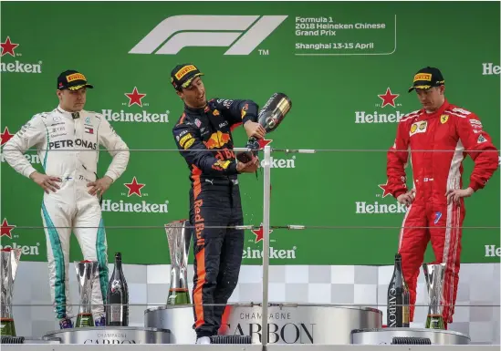  ?? FOTO: EPA/DIEGO AZUBEL ?? Valtteri Bottas och Kimi Räikkönen följer med Daniel Ricciardos segerfiran­de på pallen.