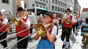  ?? Foto: Silvio Wyszengrad ?? Kein Festmarsch ohne Musikanten: Zum diesjährig­en Herbstplär­rerumzug hat sich eine Musikgrupp­e vom Bodensee angekündig­t.