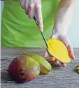  ?? Foto: Fotolia ?? So befreit man am besten die Mango von ihrem widerborst­igen Kern.