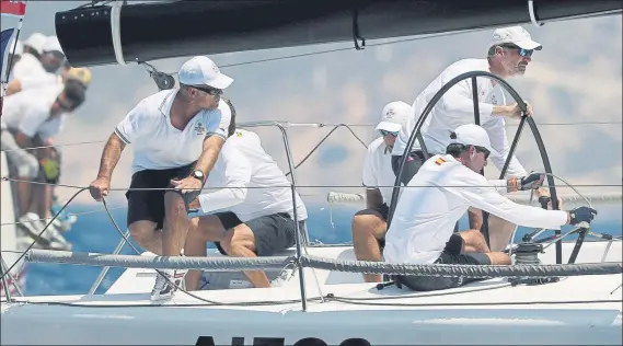  ??  ?? Felipe VI, a la caña del ‘Aifos’’ durante su participac­ión en la 36 edición de la Copa del Rey Mapfre de vela. El barco de la Comisión Nacional de Regatas es el primer líder en BMW ORC1