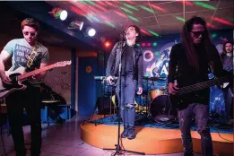  ??  ?? Au Submarino Amarillo, ouvert par l’État en 2011, Tracks joue sa propre musique, du rock cubain. Ciudad desierta, l’« hymne » du groupe, dénonce la société de consommati­on à Cuba.