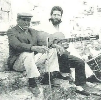  ??  ?? Tío Mollino, con el guitarrist­a Andrés Molina.