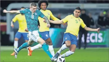  ??  ?? SIN CONCESIONE­S. Casemiro se lanzó a cortar una internada de Kroos en el 0-1 de Brasil en Berlín.