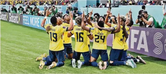  ?? AFP ?? kMoisés Caicedo (oculto) celebra el gol que marcó ayer ante Senegal, que sin embargo no fue suficiente para que la Tricolor logre la clasificac­ión a los octavos de final.