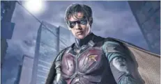  ??  ?? ► En la nueva web serie Titans, Brenton Thwaites es Richard Grayson, alias Robin.