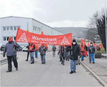  ?? FOTO: ANKE KUMBIER ?? Zum Abschluss des Warnstreik­s drehen die Beschäftig­ten eine Runde um das Magna-Gebäude.