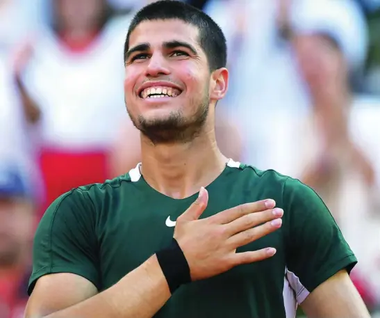  ?? JESÚS G. FERIA ?? Carlos Alcaraz celebra su triunfo ante Novak Djokovic en las semifinale­s del Mutua Madrid Open