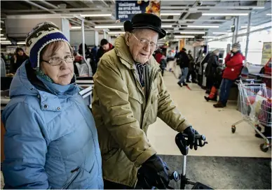  ?? FOTO: LEIF WECKSTRöM ?? Henry Lewing kommer till butiken trots att han närmar sig hundra. Följeslage­rskan Maggi Mattfolk är
■ ändå bra att ha med.