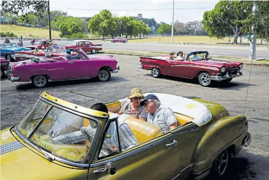  ?? REUTERS ?? Paseos. Los autos “vintage” son una atracción para los turistas en La Habana. Sus dueños hacen gran esfuerzo para mantenerlo­s.
