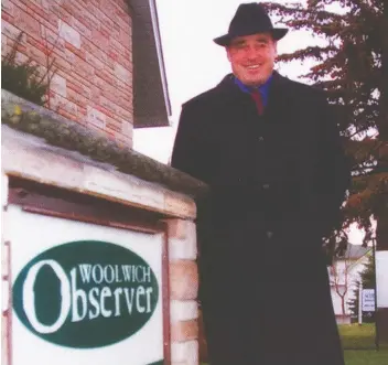 ?? File photo ?? Senator and NHL Hall of Fame member Frank Mahovlich paid a visit to The Observer's original office on King Street, now Memorial Avenue, in 1999.