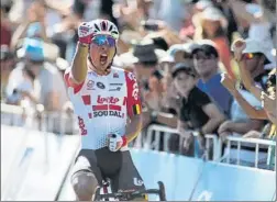  ?? FOTO: EFE ?? El ciclista Caleb Ewan no ocultó su alegría al lograr la victoria ante Sagan