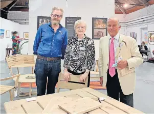  ?? ?? Break Furniture maker Angus Ross, the 2021 featured artist, former POS president Glenys Andrews and Brigadier Sir Melville Jameson at the Bield of Blackruthv­en last year