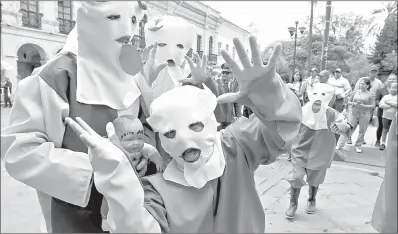  ?? XCA ?? Los estudiante­s pusieron el toque de alegría a la fiesta del pregón del Pase del Niño Viajero, ayer. /