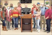  ?? Jeremy stewart ?? Aragon Municipal Court Judge Terry Wheeler (center) presents the plaque honoring former Aragon Police Chief Wayne Sanders at last week’s Aragon City Council meeting. Joining him are several members of Sanders’ family that attended the meeting.