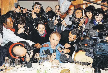  ?? Michel Houellebec­q čelí novinářům poté, co dostal Goncourtov­u cenu (Paříž, 8. listopadu 2010).
FOTO REUTERS – BENOIT TESSIER ?? Podvolený...