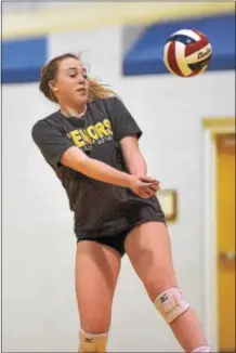  ?? PETE BANNAN — DIGITAL FIRST MEDIA ?? Bishop Shanahan’s Tess Elder returns a shot during practice ahead of the team’s semifinal vs. Parkland Tuesday evening.